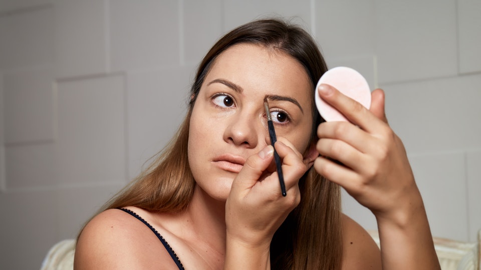 Makijaż brwi. 5 błędów, które popełnia wiele z nas